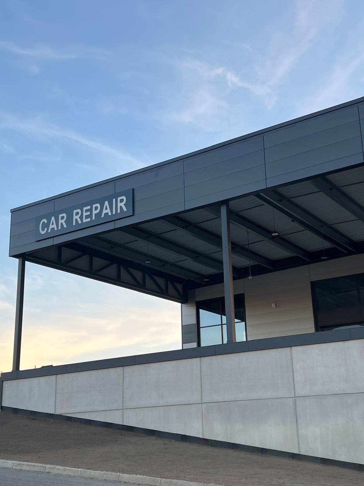 Façade de l’atelier Car Repair à la lumière du soir