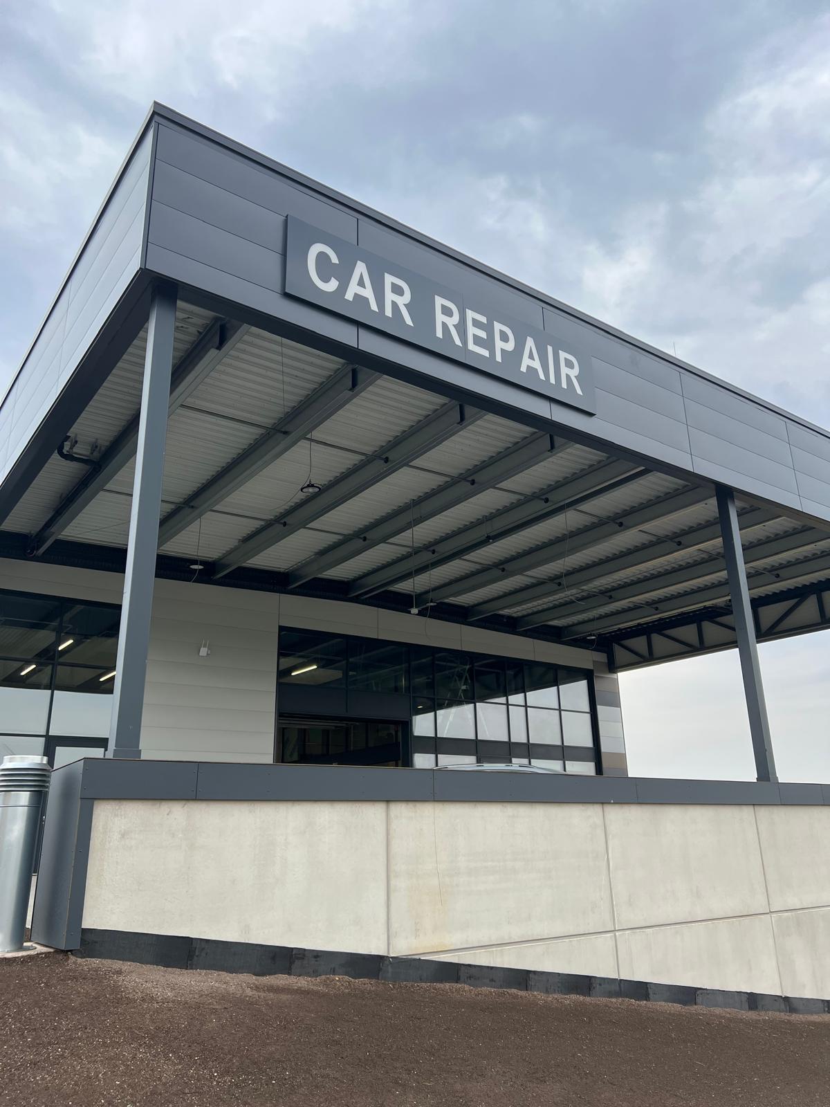 Enseigne Car Repair sur la façade de l’atelier